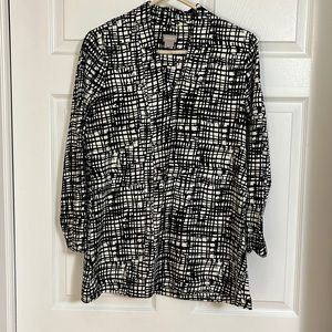 New w/o tags. Never worn Chico’s tunic top. Pair it with black slacks!!